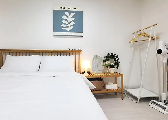 Apartment 홍대 # H101 *
